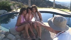 różowa królewna wypina się i pieści się ulubioną zabawką