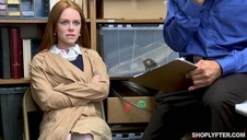 super suczka ujeżdża go na niewielkiej kanapie