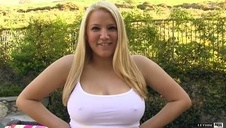 chwyta laskę za piersi i ją porządnie posuwa