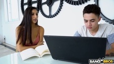 jeden spuścił się jej na łono a drugi do buzi