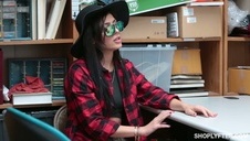 dwie ostre brunetki na fortepianie