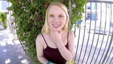 rozciągnął jej wąską cipkę