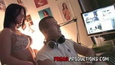 rozkłada nogi a on klęczy i liże jej piczkę