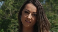 publiczna suczka kuca i liże peniska