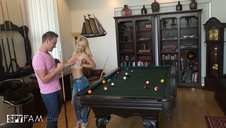 łysy i cycolina z zarośniętą pipeczką