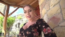 łysy facet z dobrą i związaną brunetką