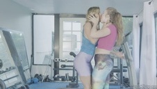 skaczące cyce na kanapie