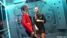 ściągnął jej majty i zobaczył ładną szparkę