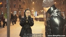 blondyna masturbuje swoją szparkę głośno przy tym jęcząc