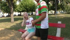 palcami po obu dziurkach