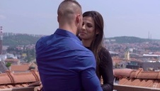 suczka w sukience trzepie penisa stópkami