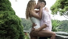 rucha ją od tyłu w jadalni