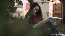 kusząca dziewczyna na kanapie rozkłada nogi przed facetem