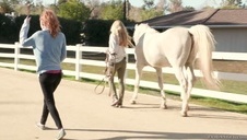 orgia z emo laseczkami na białej kanapie