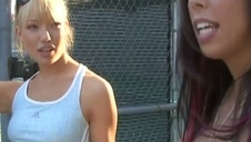 zabawa wibratorem w lesbijskim trójkącie