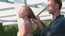 siwy dziadziuś zapina młodą babeczkę