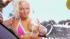 białowłosa blondi ujeżdża faceta w sypialni