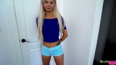 śliczna laseczka pozuje na plaży