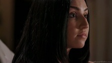 zgrabna brunetka pokazuje nagie ciało