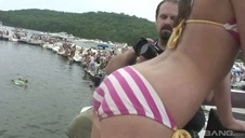 ona uwielbia siadać na kutasa