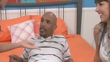 blondyna pochyla się nad jego fiutem i bierze fiuta w usta