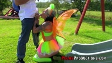 sara jest rżnięta w dupsko przez doświadczonego faceta