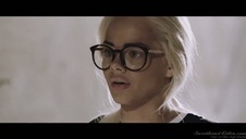 ociera się o pulchną koleżankę