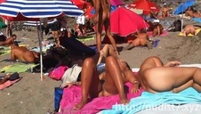 przyjechała z innego miasta i poznaje nowych kumpli