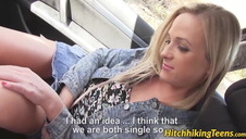 bawi się piersiami rozkosznej kobiety