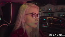 cycata brunetka ujeżdża go na łóżku