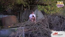 ciągnie druta facetowi w wannie