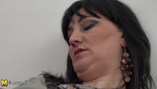 ciemnowłosa silikonowa suczka