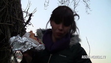 seksik z czekoladką na wykładzinie