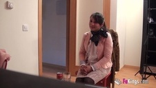 młoda brunetka zaczęła od lodzika w aucie