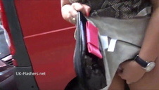 ruda nastolatka z seks zabawką w cipce