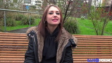 koleżka od boku pieści ją swoim członkiem