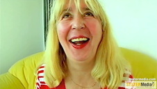 maggie green z sarą jay na łóżeczku