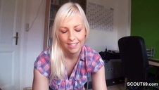 młode cipki dotykają swojej szparki