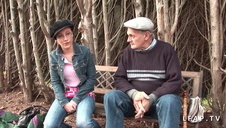 cycata blondynka i jej wibrująca przyjemność