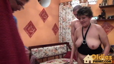 brunetka ciągnie kutasa