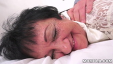 klęczy w kuchni i obciąga fiuta