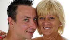 jej koleżanka potrząsa pośladkami w sklepie