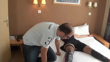 super słodka niunia masturbuje się pomarańczową zabaweczką