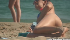 ten banan wędruje w jej usta