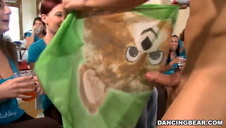 dwie blond studentki zapraszają