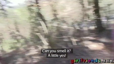 jeździ kutasem naładowanym spermą po jej twarzy