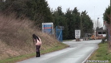 laska o azjatyckich korzeniach ciągnie dużą pałkę