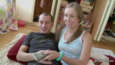 koleś całuje ją rozkosznie po piczy