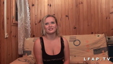 żona obrabia mu kutasa na kolanach