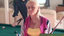 młody ogier podoba się rudowłosej milfie